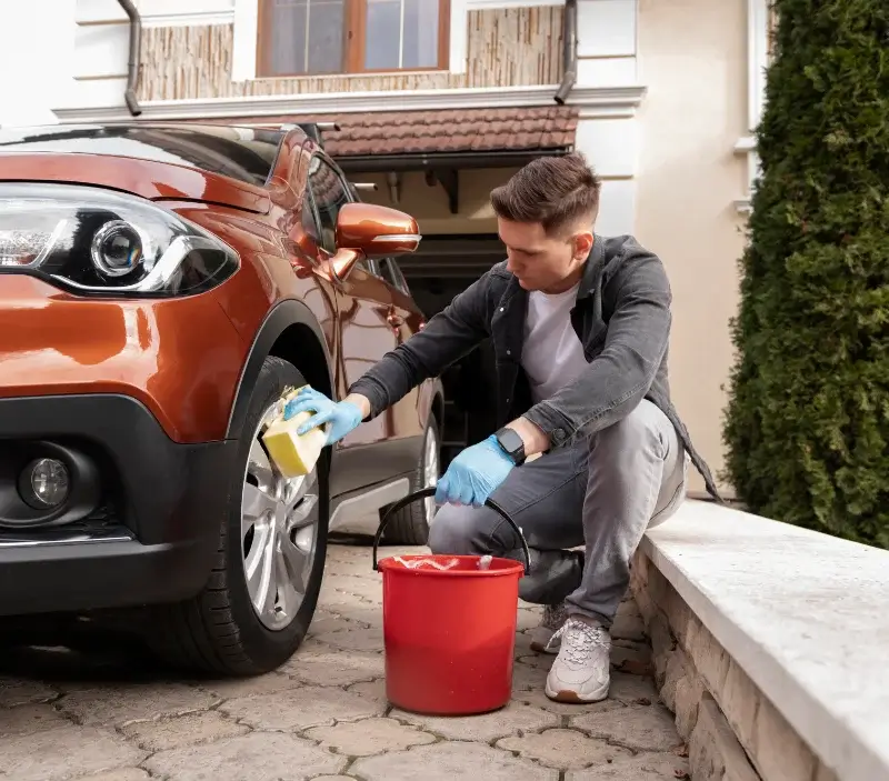 Lavage auto à domicile Montpezat-sous-Bauzon : professionnel intervenant sur un véhicule